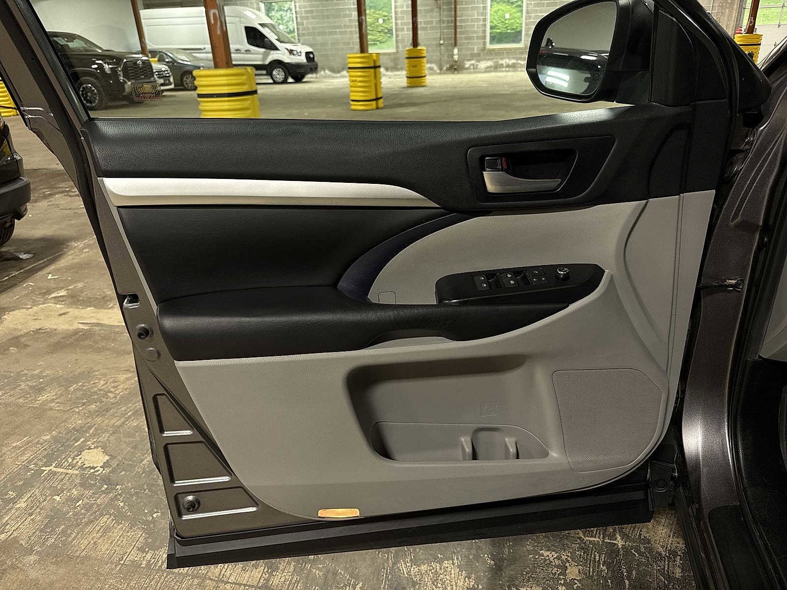 Thumbnail: 2019 Toyota Highlander - 31