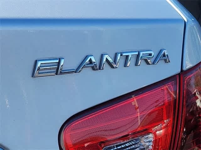 2010 Hyundai Elantra  24