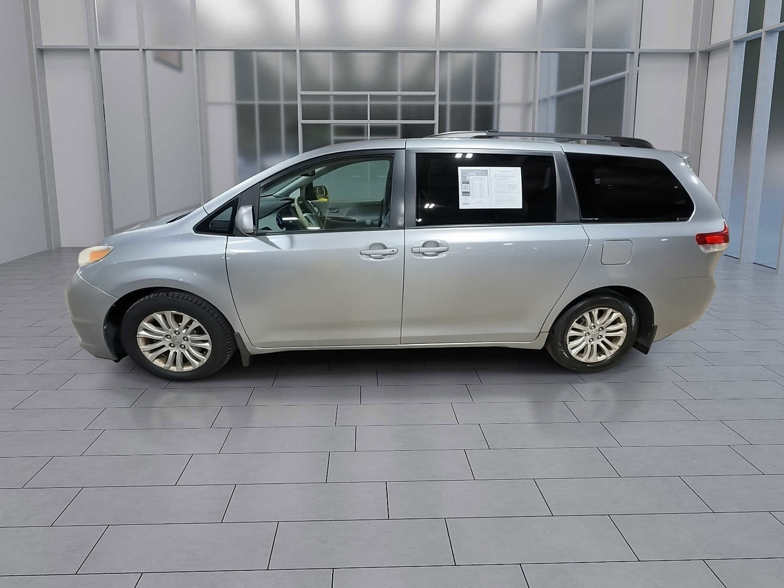 Thumbnail: 2011 Toyota Sienna - 5
