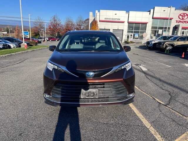 2021 Toyota Sienna Limited photo 2