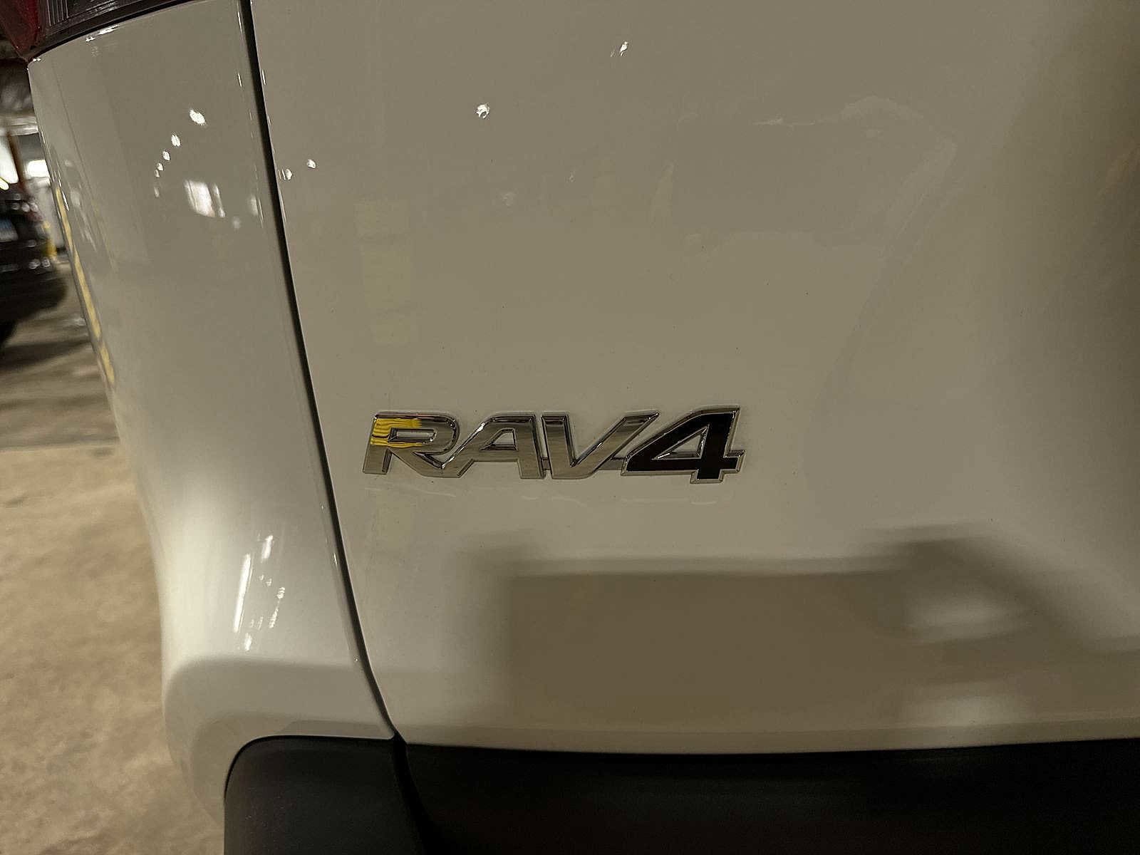 Thumbnail: 2021 Toyota RAV4 - 23