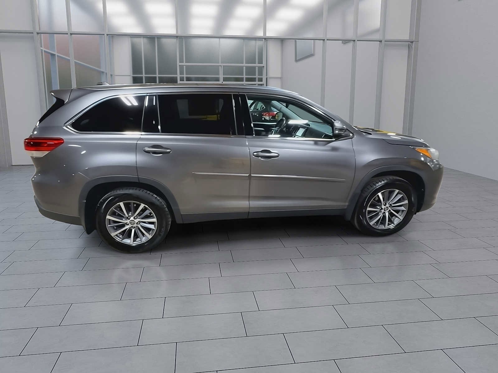 Thumbnail: 2019 Toyota Highlander - 9