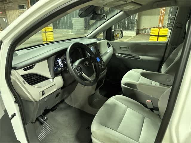 2020 Toyota Sienna SE 27
