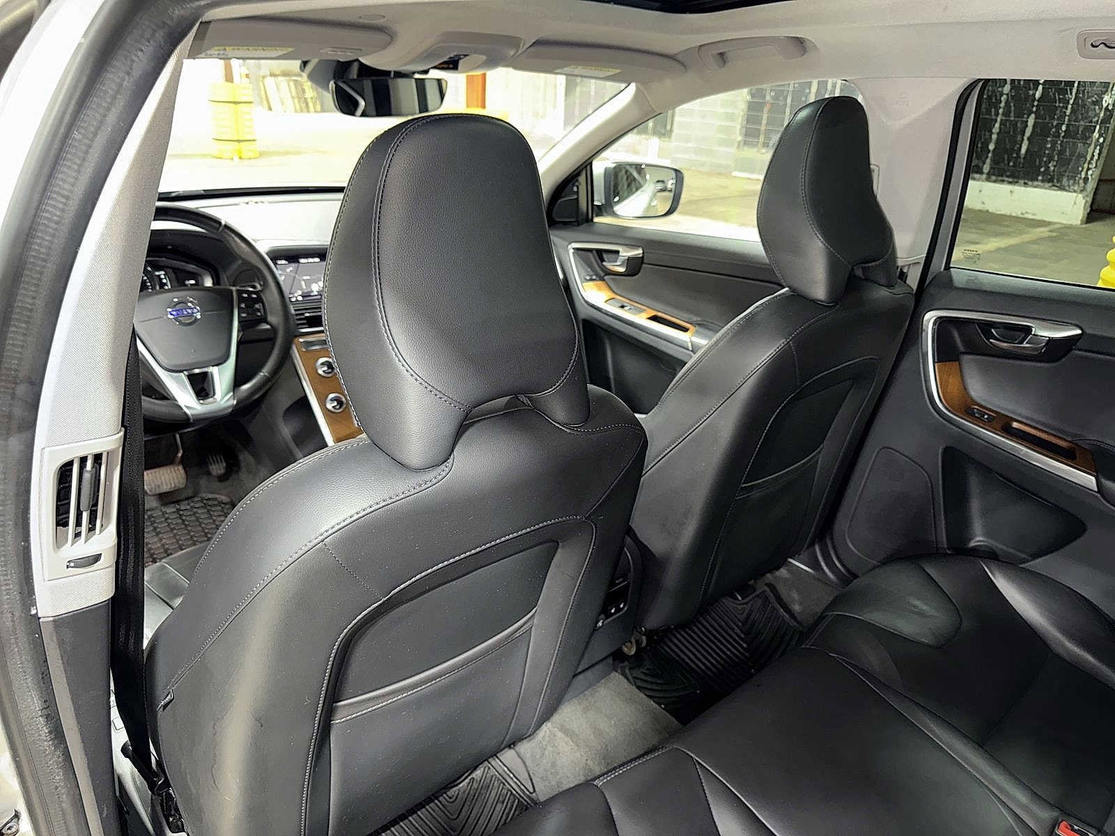 Thumbnail: 2017 Volvo XC60 - 28