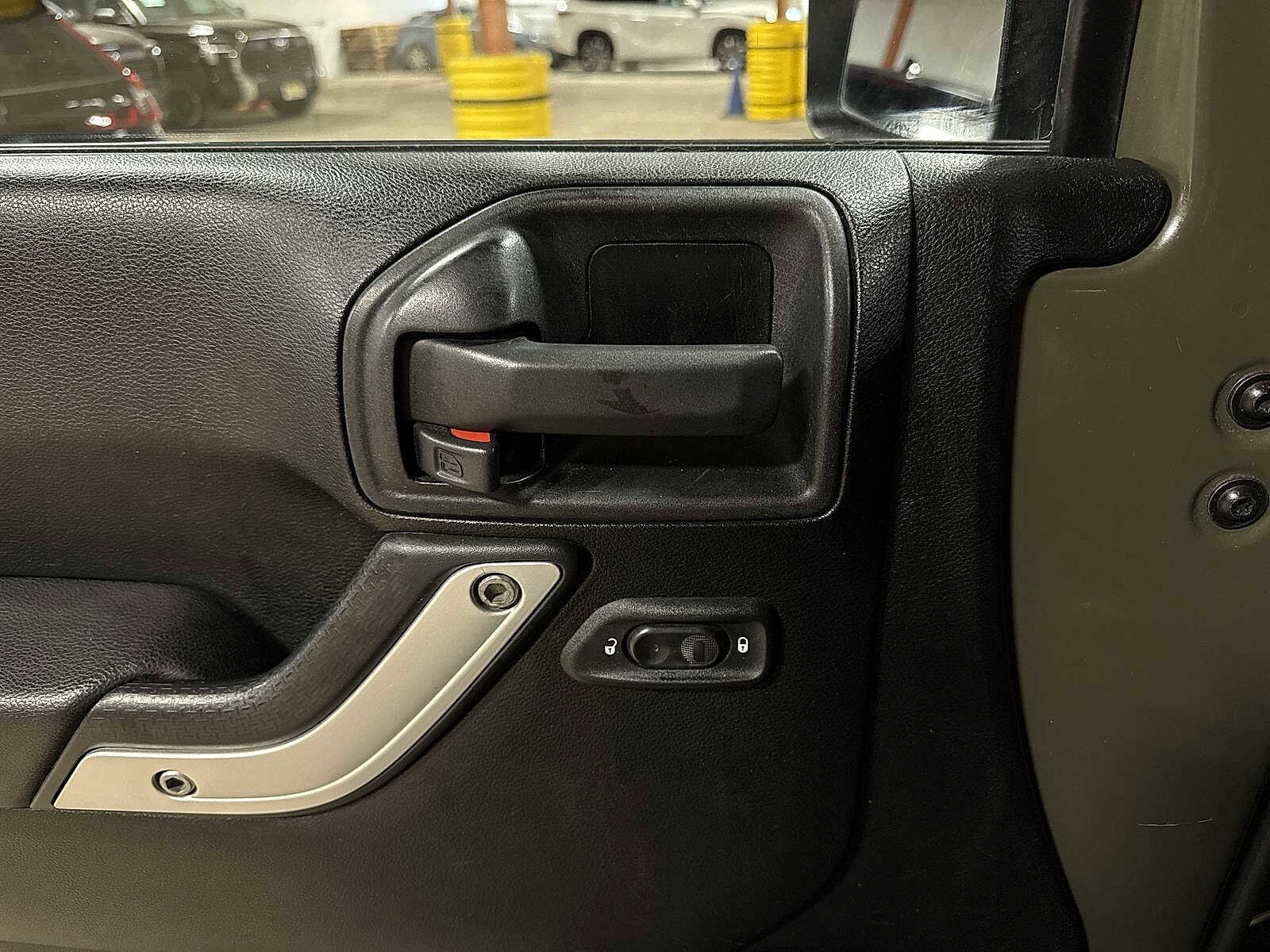 Thumbnail: 2015 Jeep Wrangler - 21