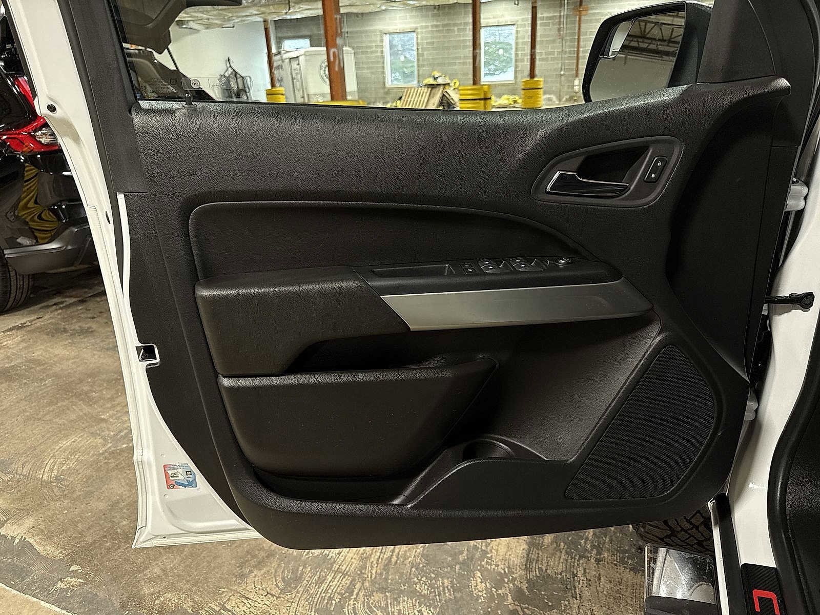 Thumbnail: 2022 Chevrolet Colorado - 29