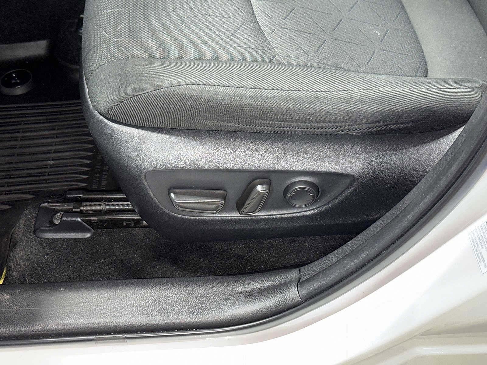 Thumbnail: 2022 Toyota RAV4 - 23