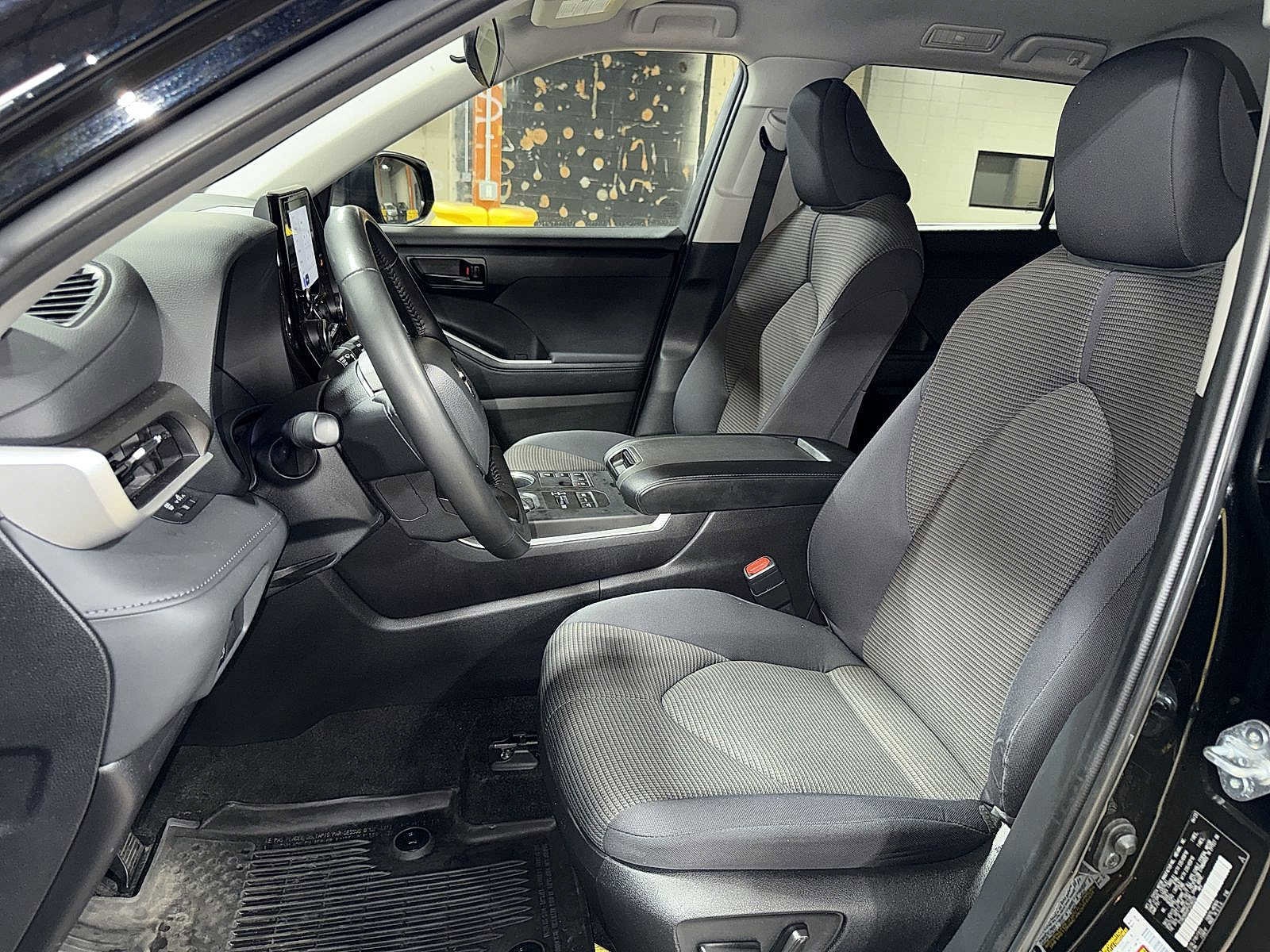 Thumbnail: 2023 Toyota Highlander - 15