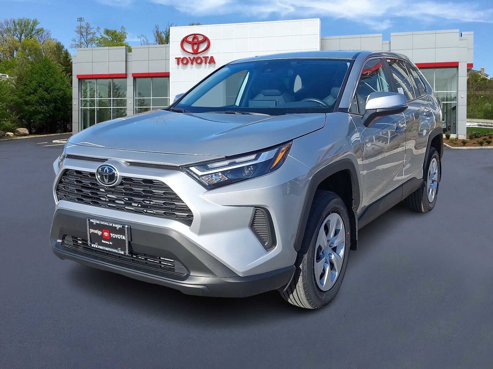 2025 Toyota RAV4 LE's photo