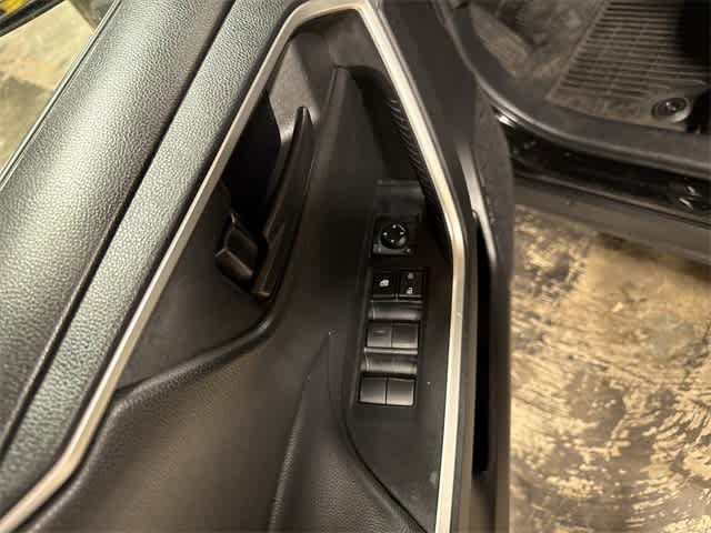 Thumbnail: 2022 Toyota RAV4 - 22