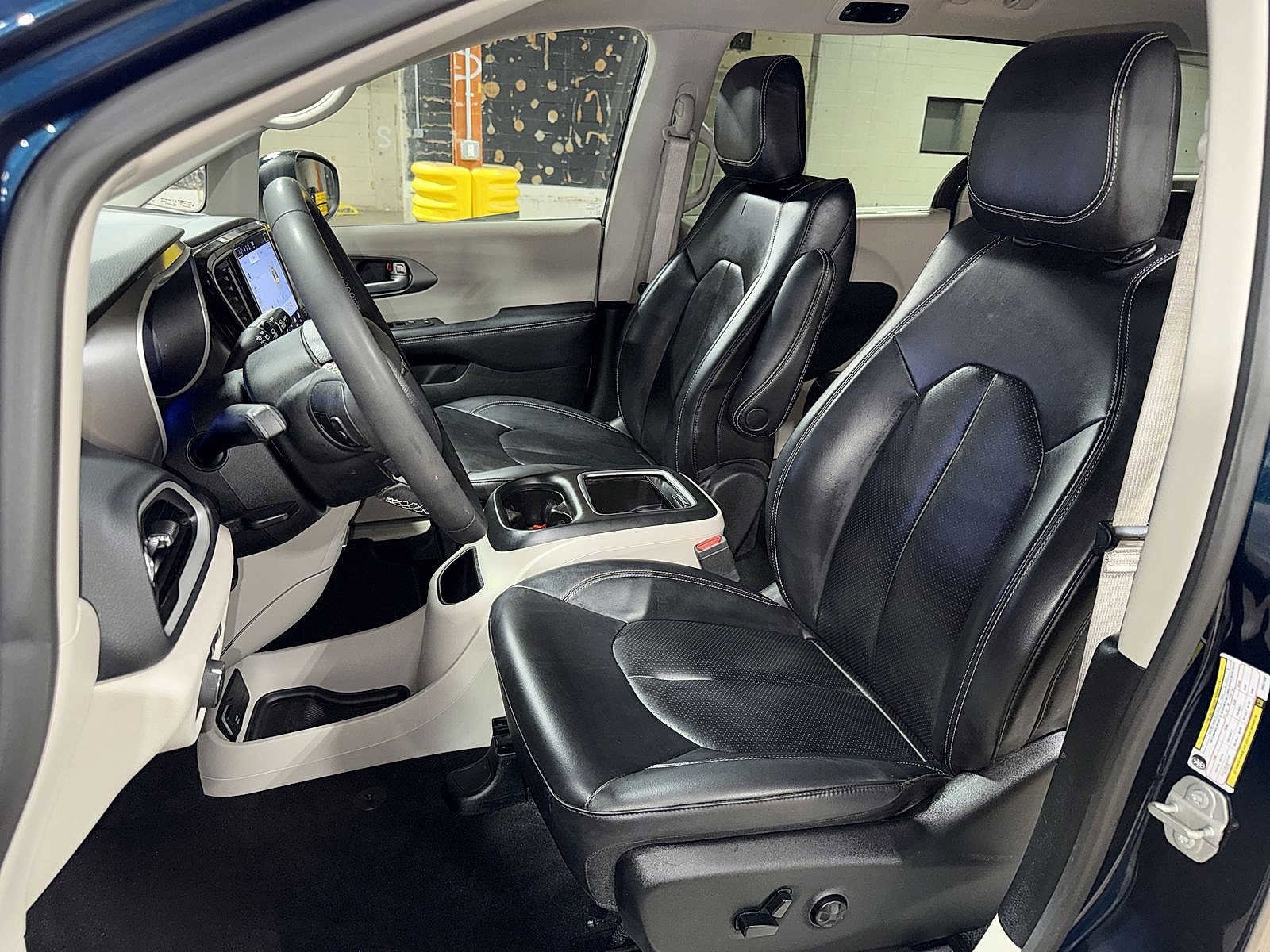 Thumbnail: 2023 Chrysler Pacifica - 15