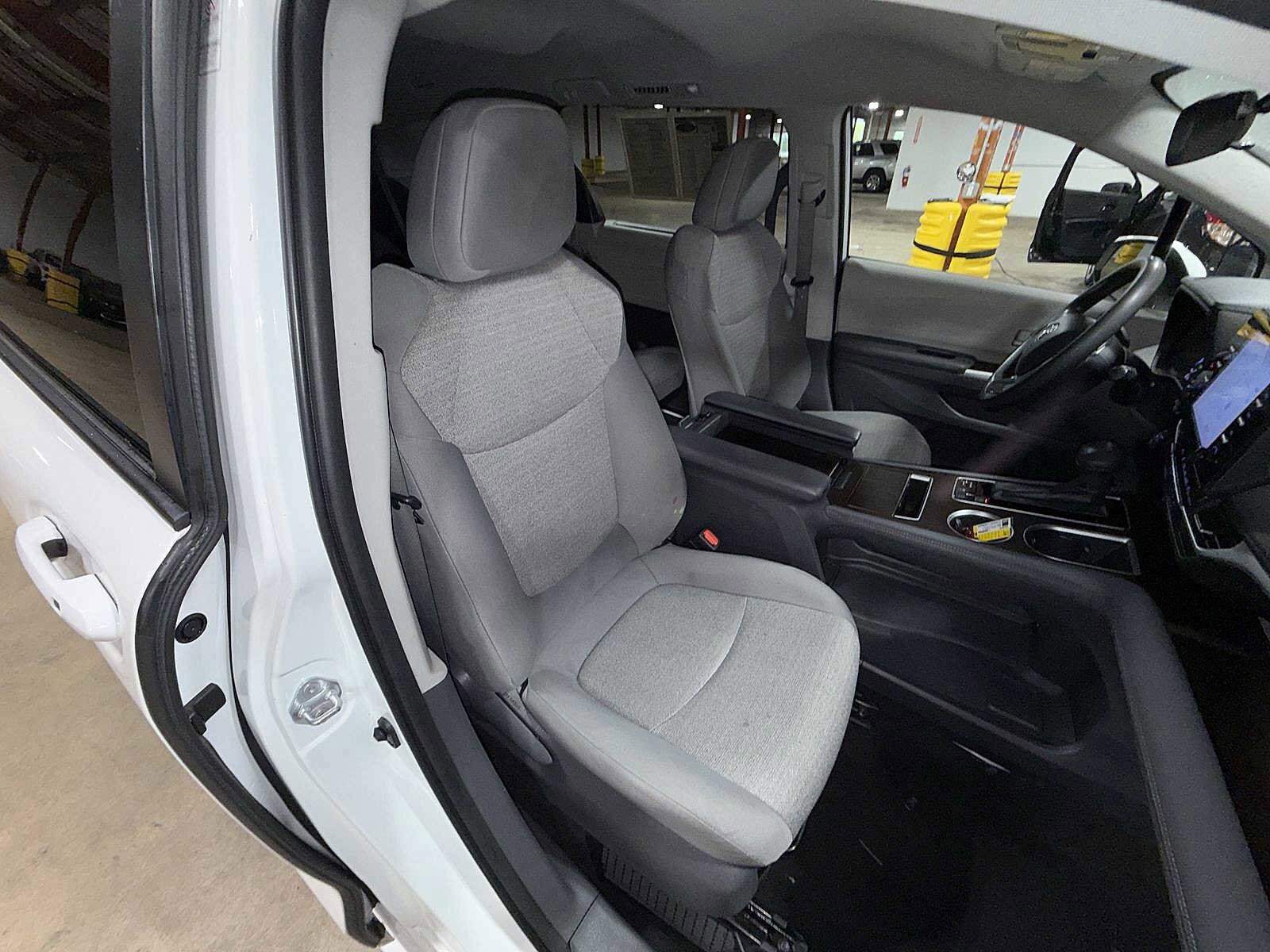 Thumbnail: 2021 Toyota Sienna - 16