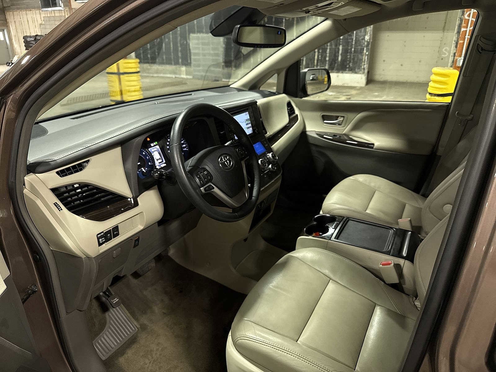 Thumbnail: 2018 Toyota Sienna - 30