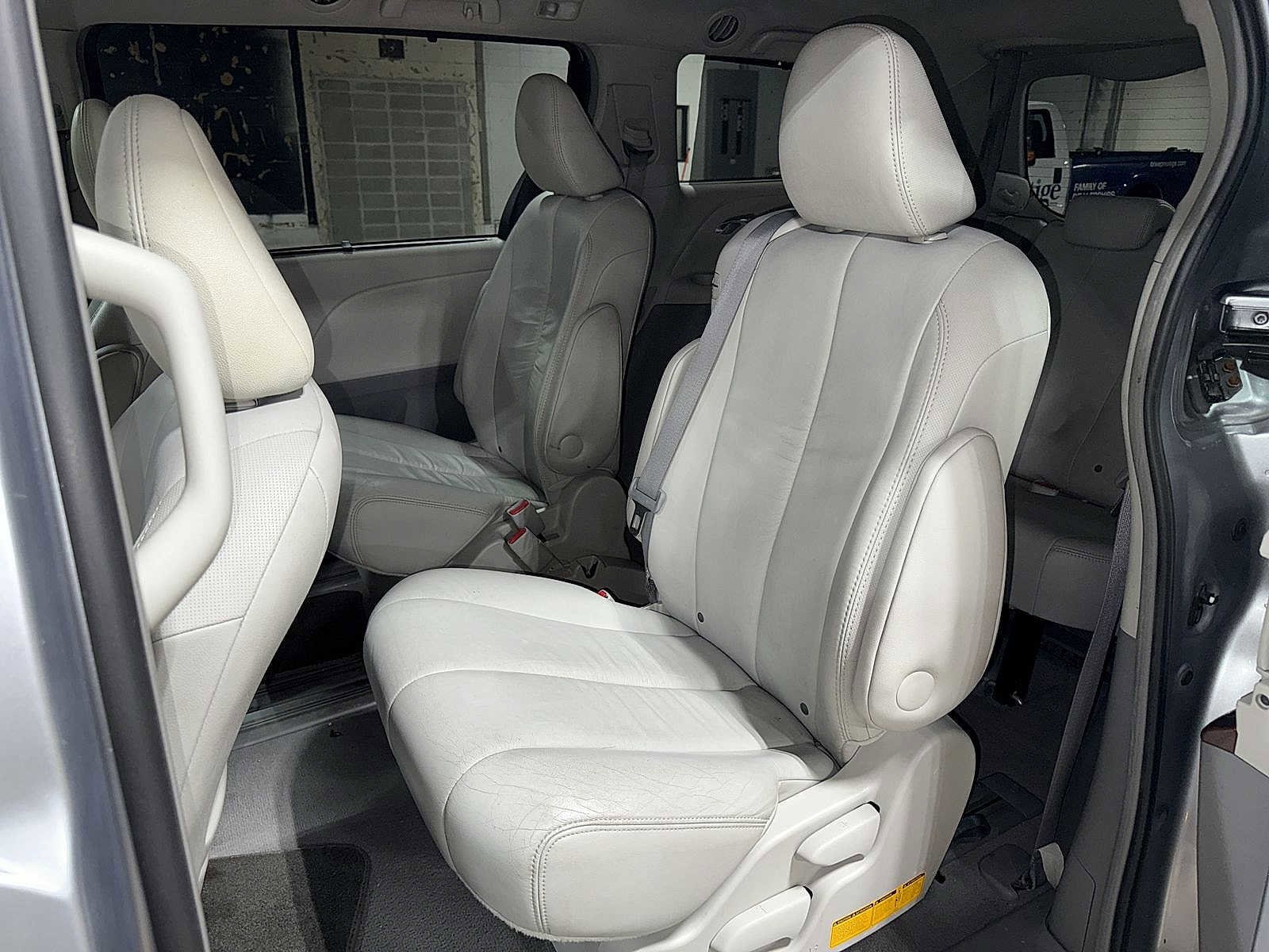 Thumbnail: 2011 Toyota Sienna - 16