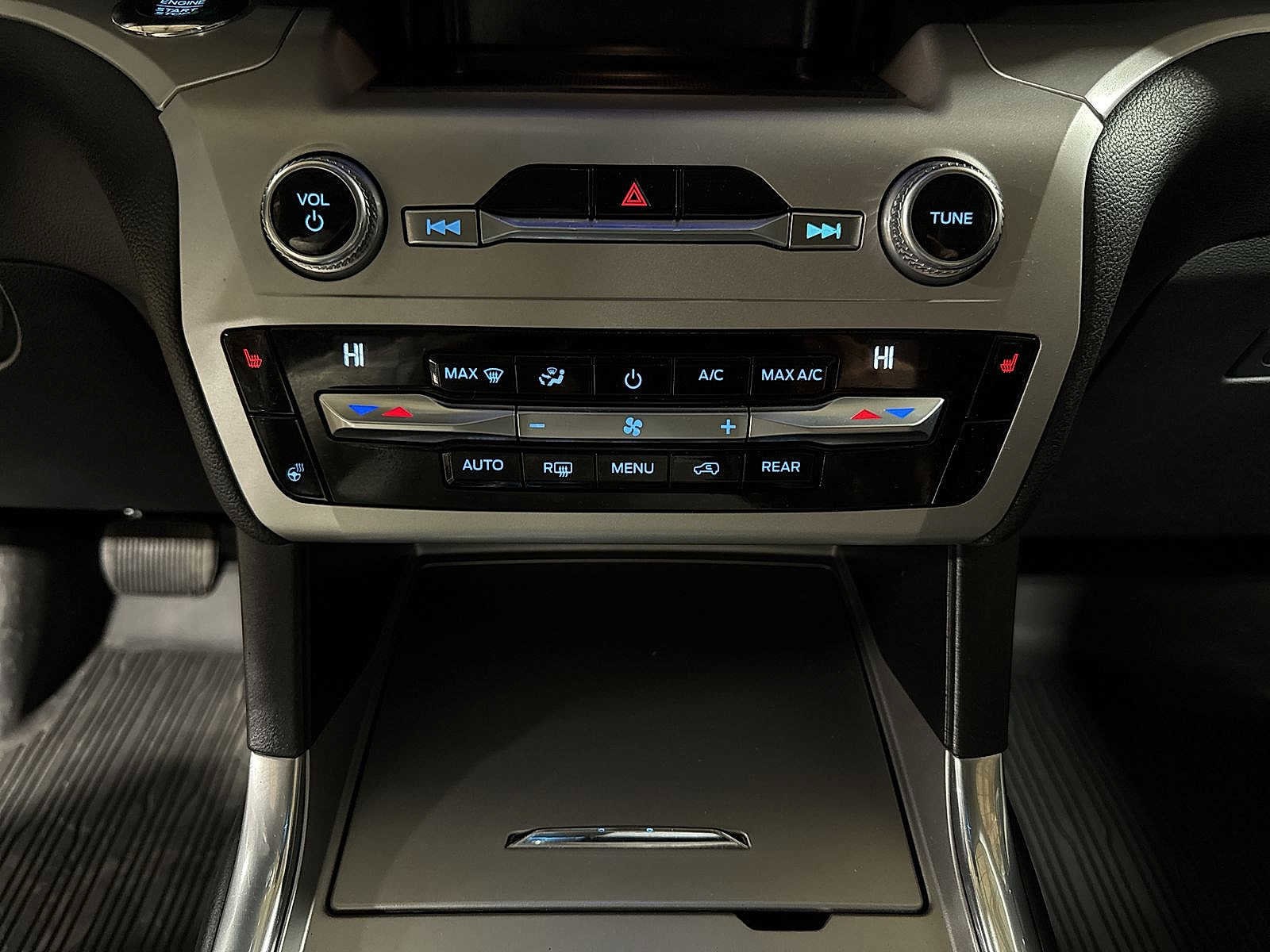 Thumbnail: 2020 Ford Explorer - 23