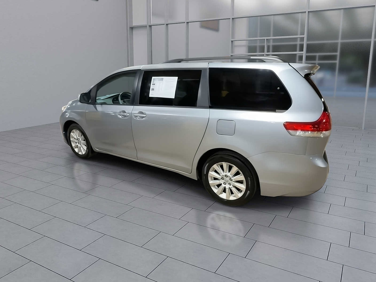 Thumbnail: 2014 Toyota Sienna - 8
