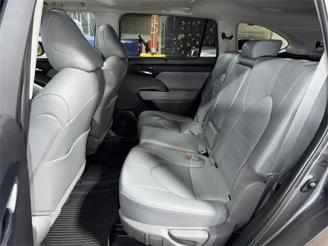 Thumbnail: 2022 Toyota Highlander - 17