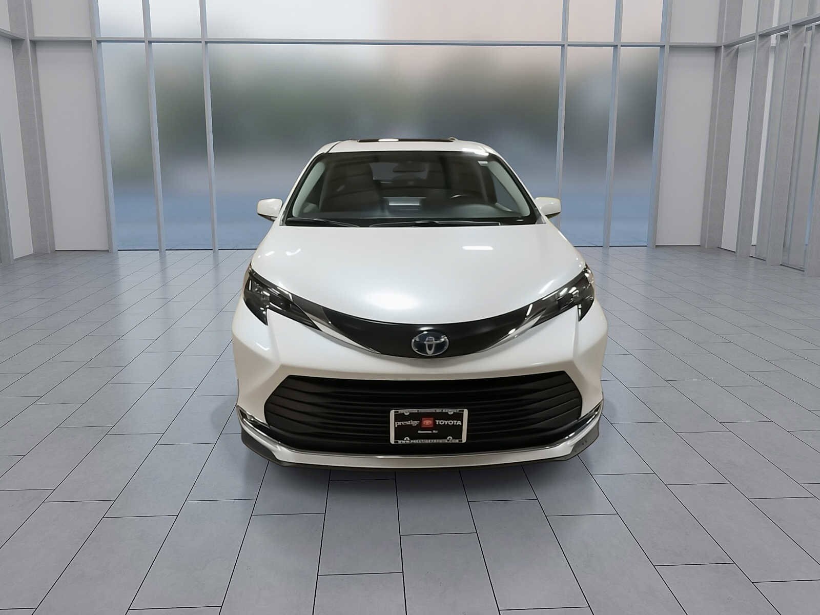 2024 Toyota Sienna XLE photo 3