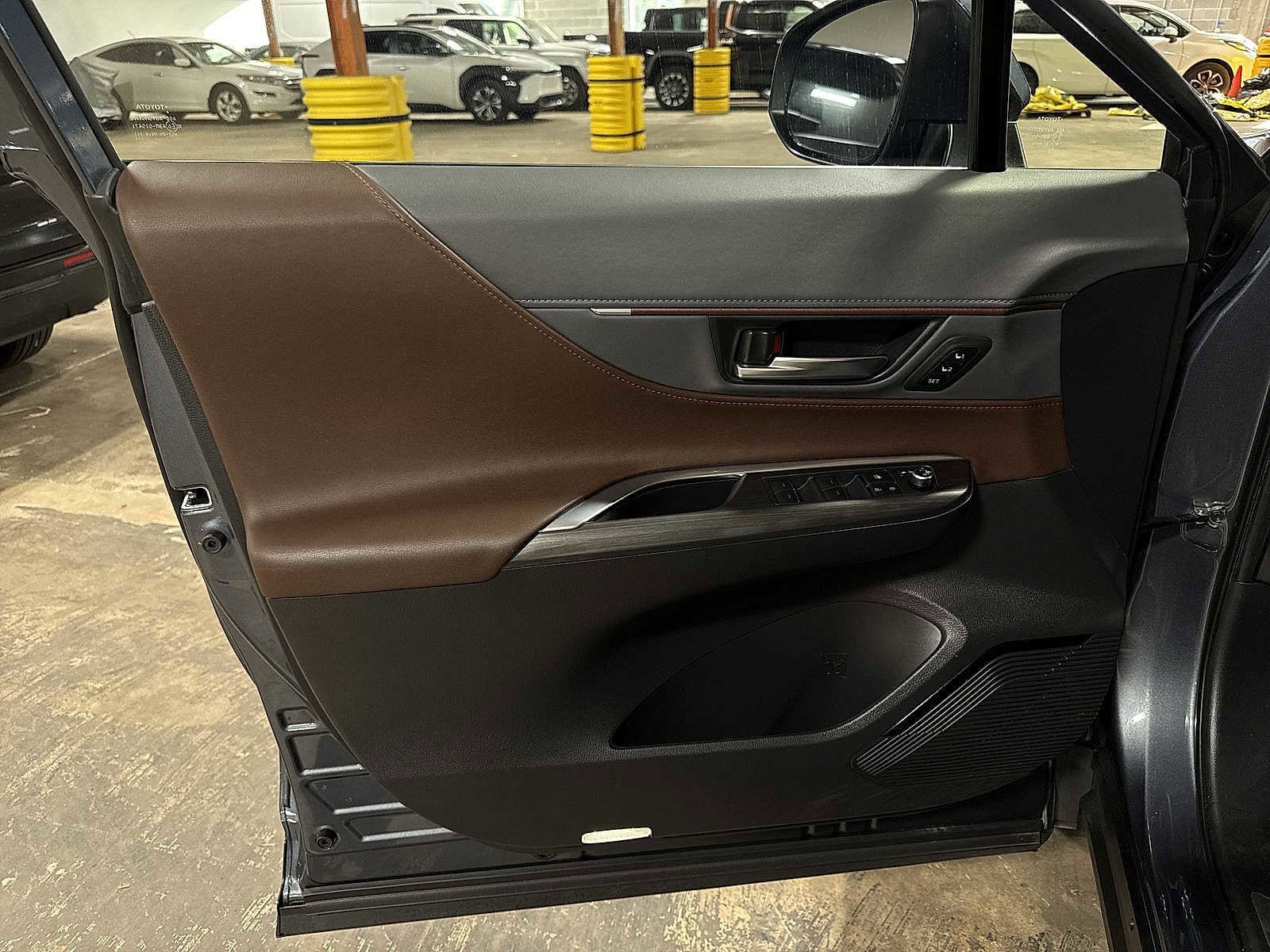 Thumbnail: 2023 Toyota Venza - 30