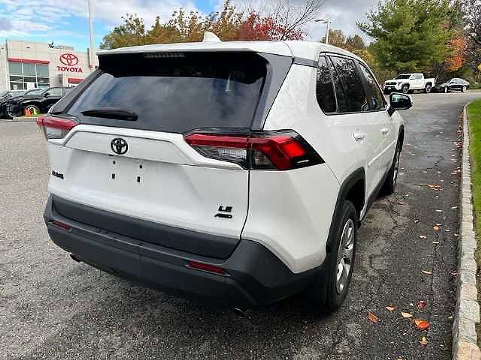 Thumbnail: 2022 Toyota RAV4 - 4