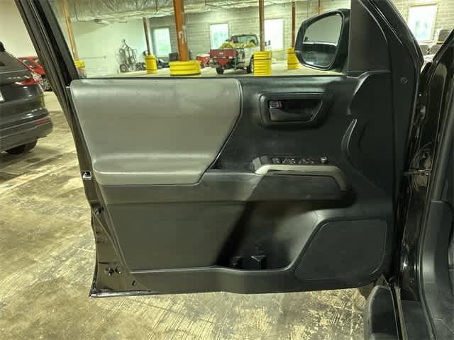 2017 Toyota Tacoma SR5 31
