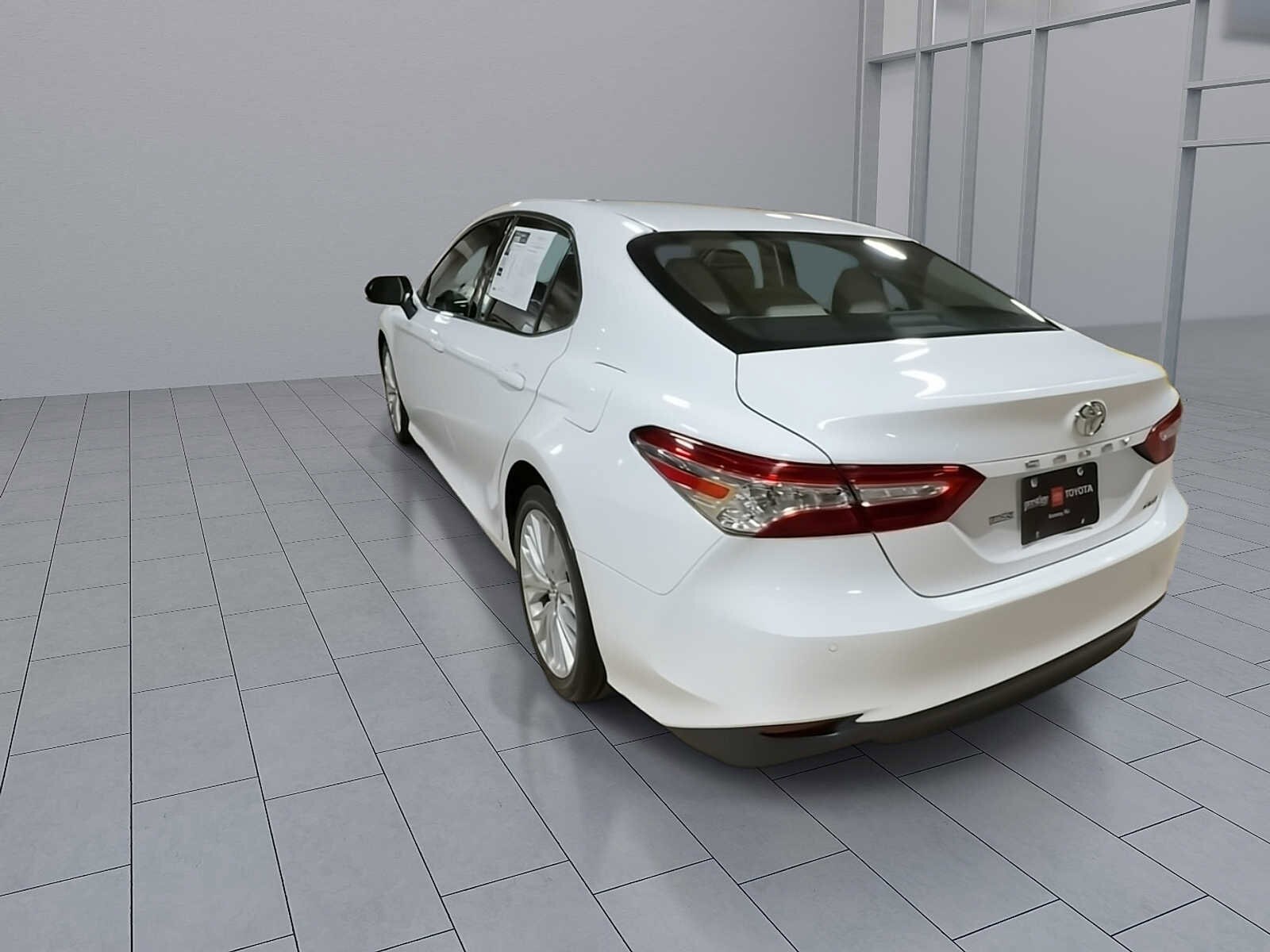 2018 Toyota Camry XLE photo 2