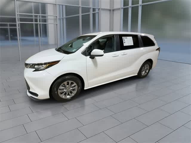 2022 Toyota Sienna LE photo 4