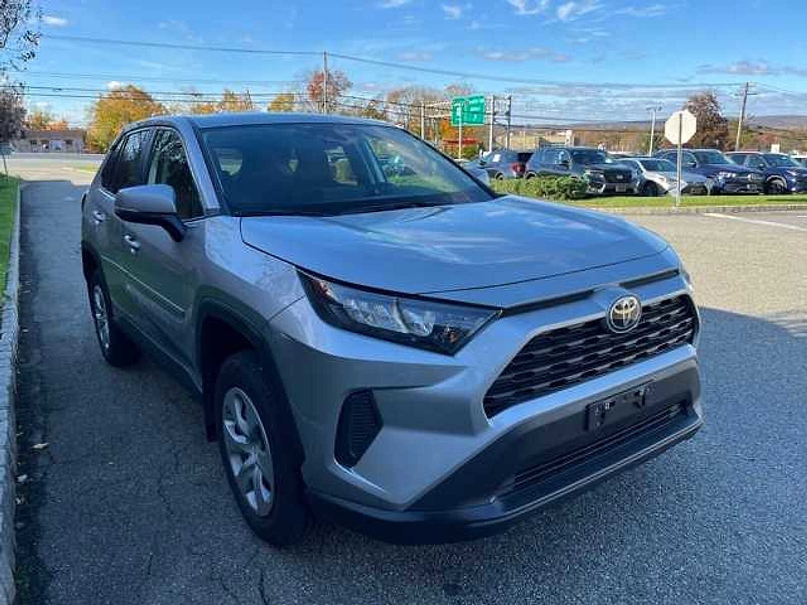 2022 Toyota RAV4 LE photo 3