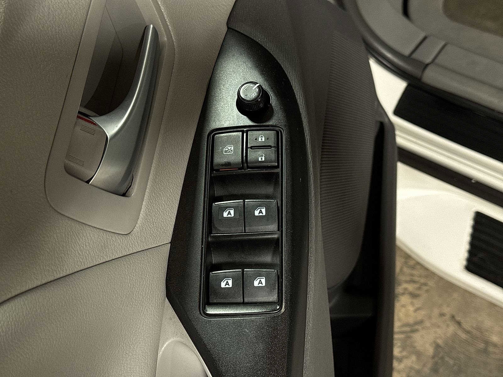 Thumbnail: 2018 Toyota Sienna - 23