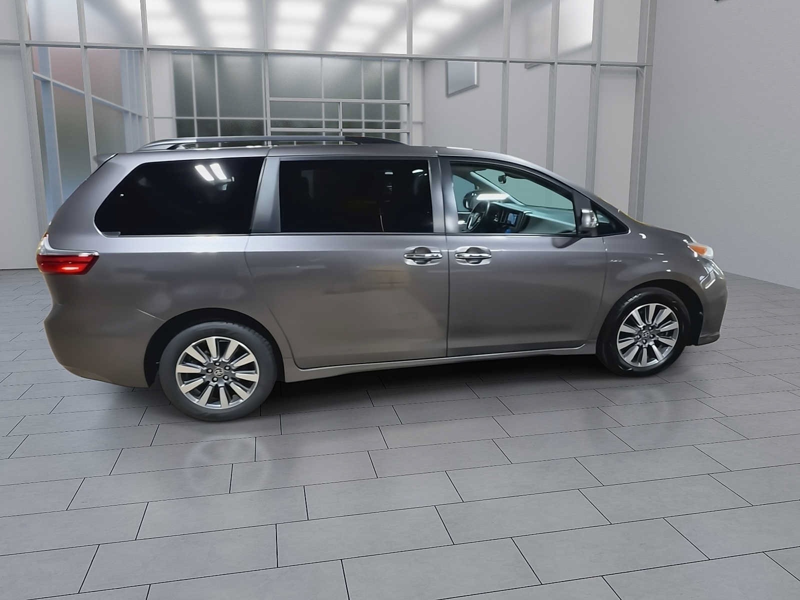 Thumbnail: 2020 Toyota Sienna - 9