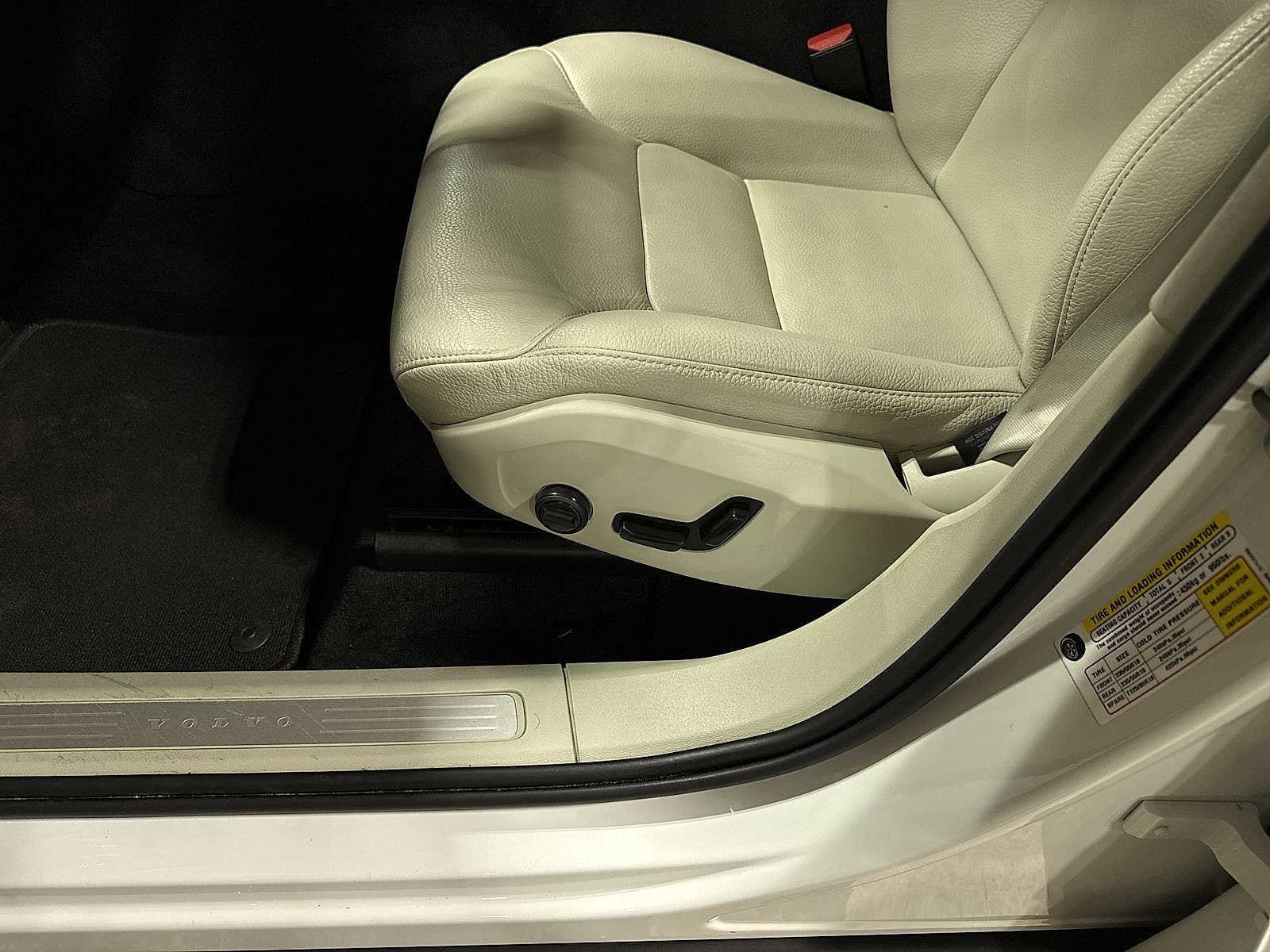 Thumbnail: 2023 Volvo XC60 - 24