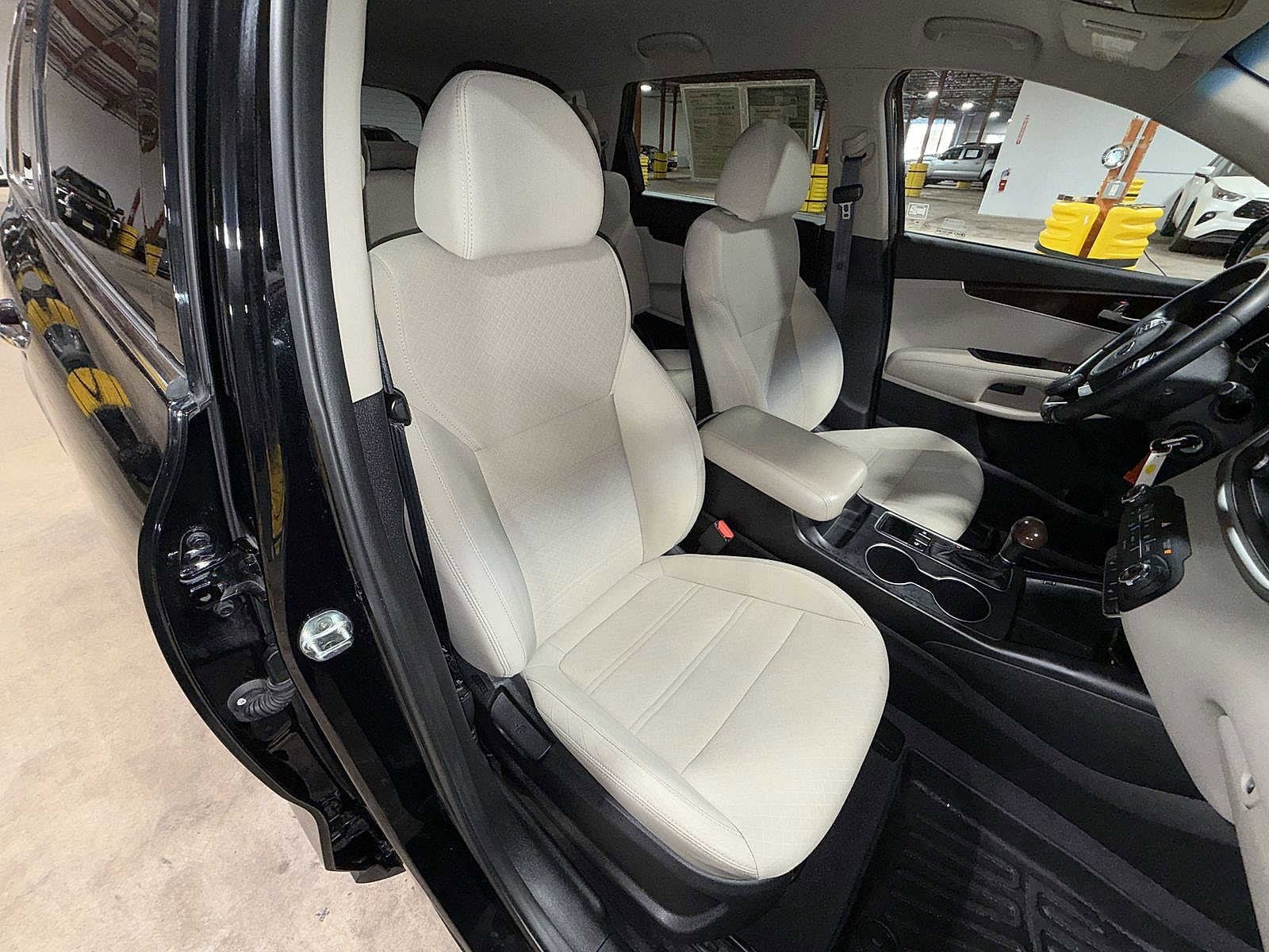 Thumbnail: 2018 Kia Sorento - 16