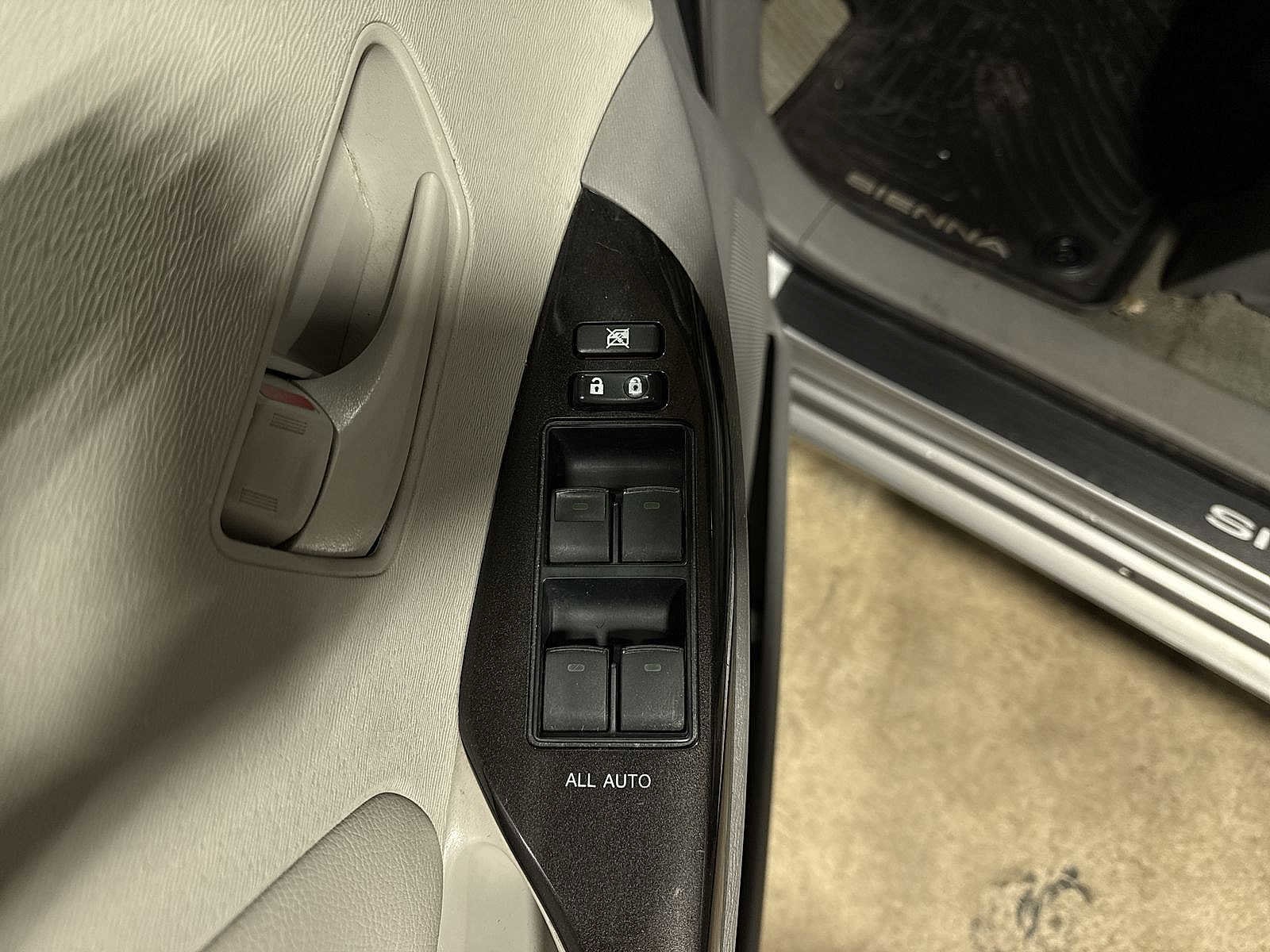 Thumbnail: 2014 Toyota Sienna - 22