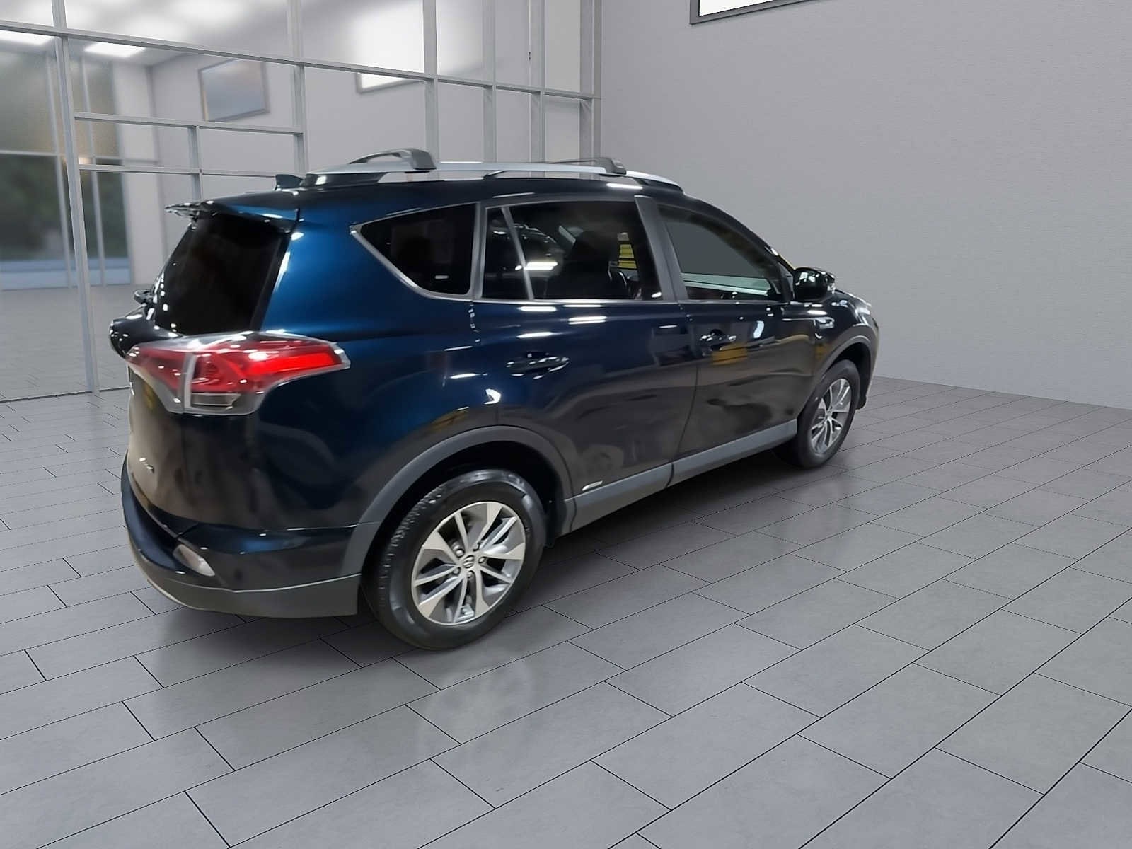 Thumbnail: 2018 Toyota RAV4 - 8