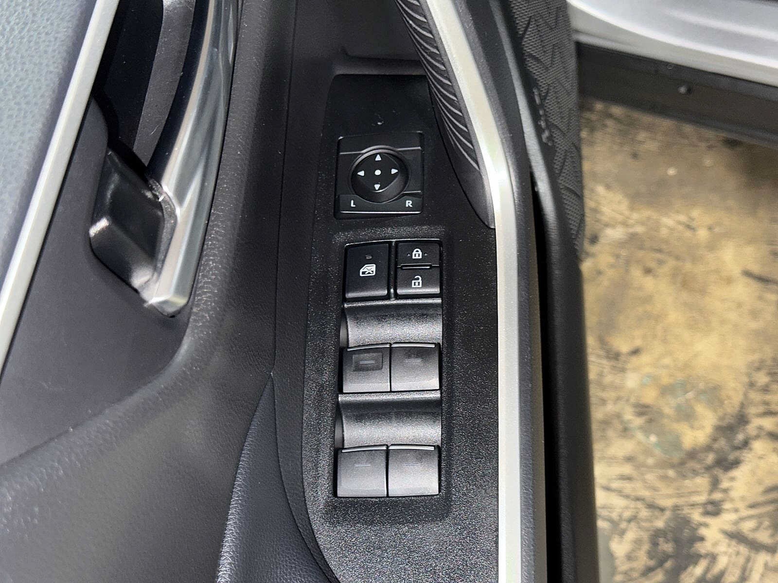 2025 Toyota RAV4 XLE - Photo 21