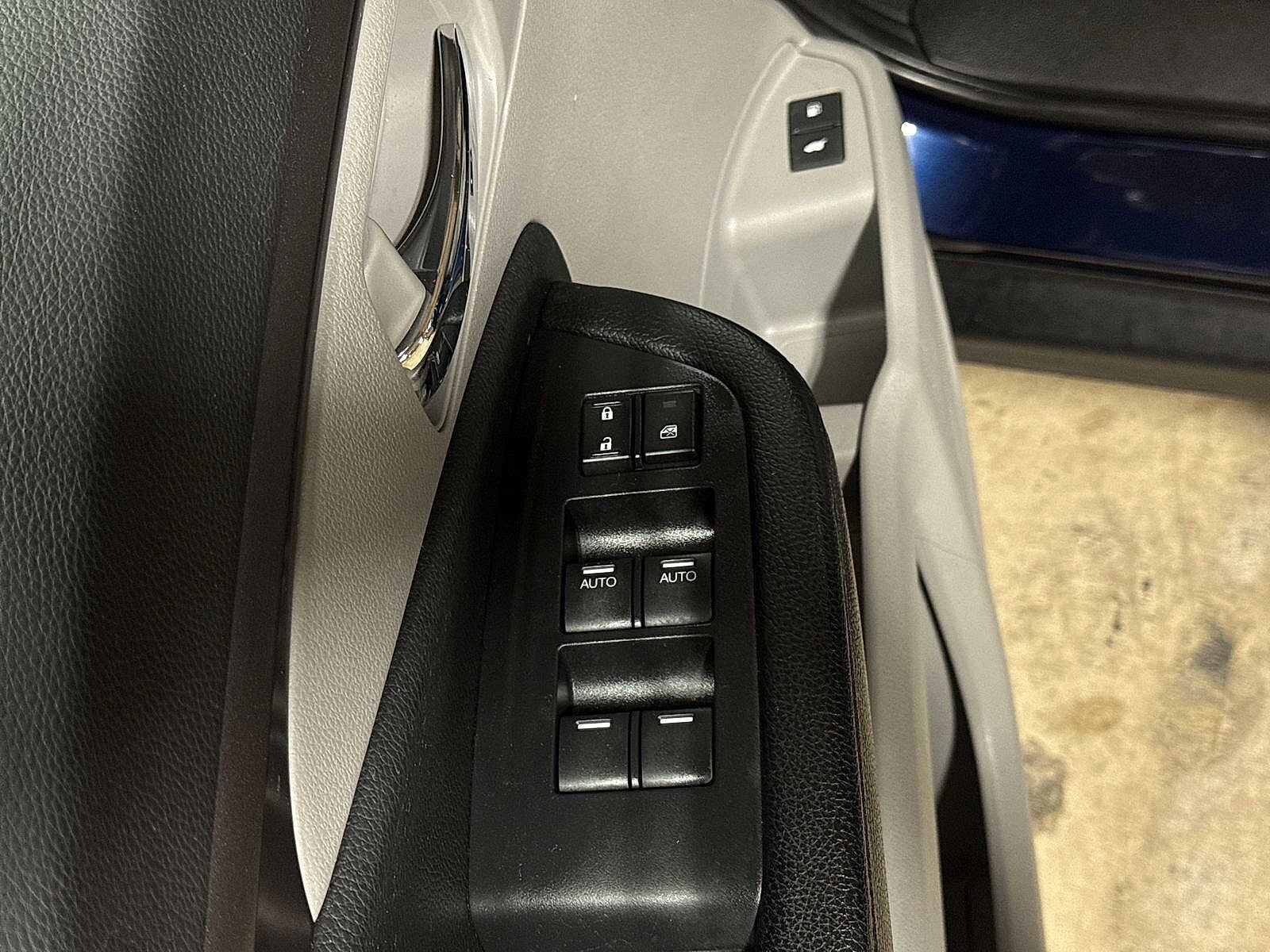 Thumbnail: 2017 Honda Pilot - 23