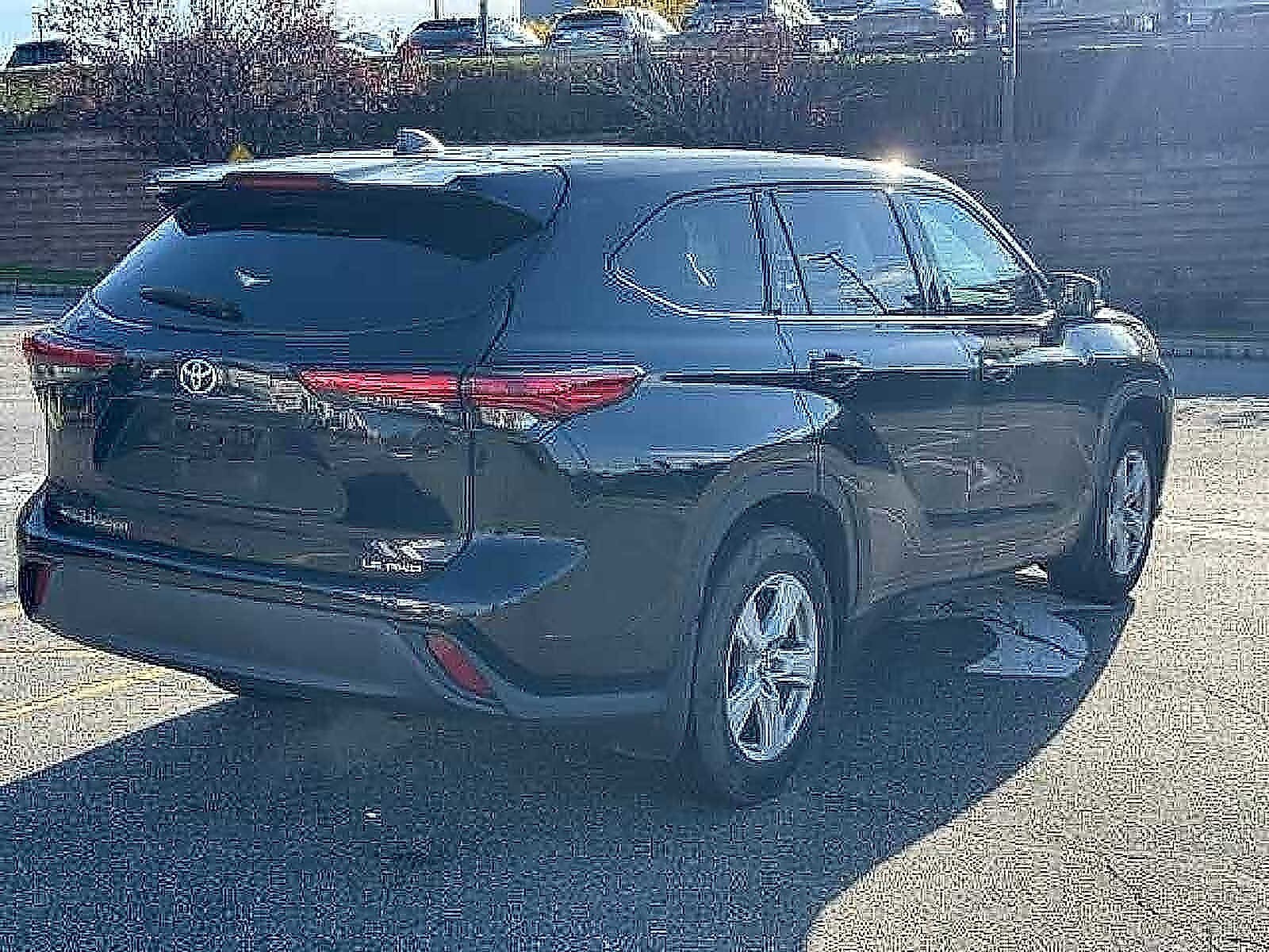 2022 Toyota Highlander LE photo 4