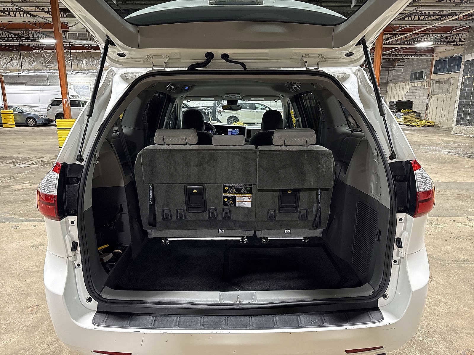 Thumbnail: 2018 Toyota Sienna - 12