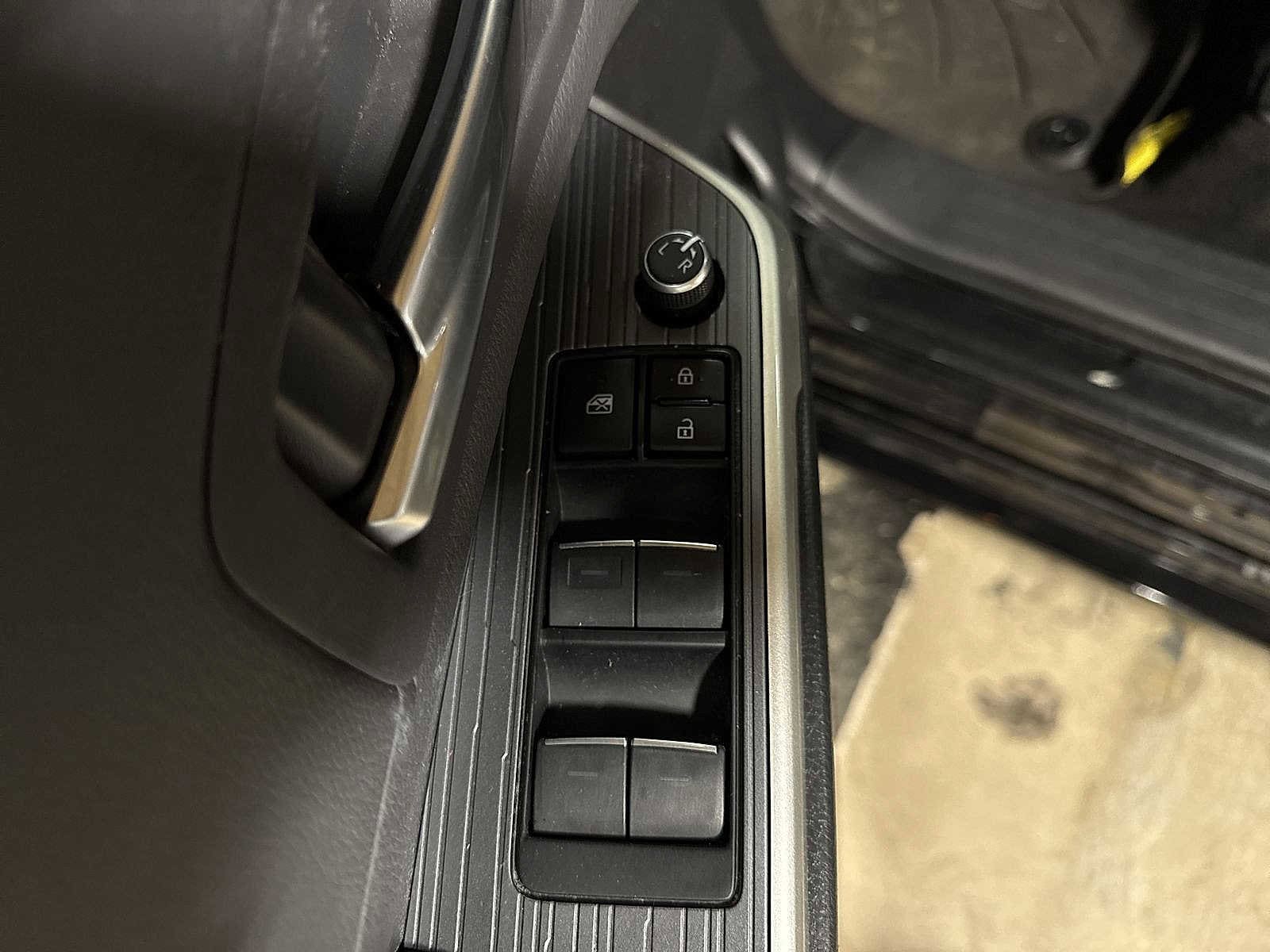 Thumbnail: 2023 Toyota Sienna - 24