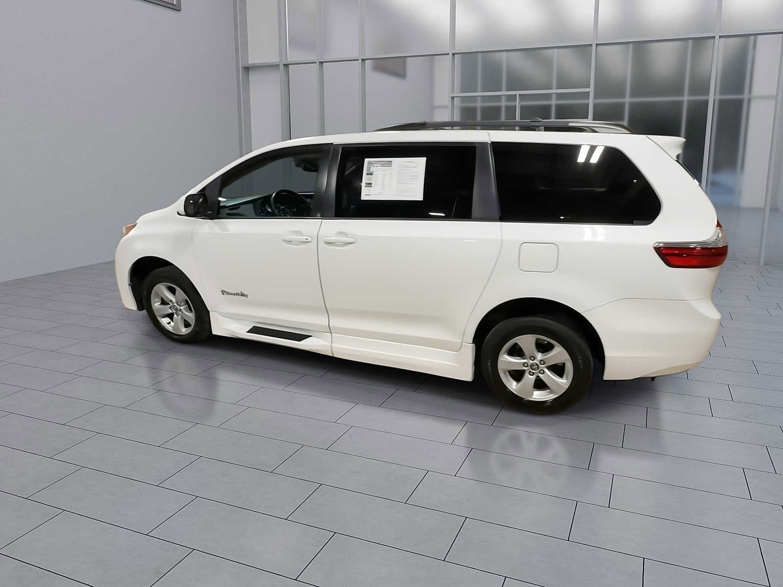 Thumbnail: 2018 Toyota Sienna - 6