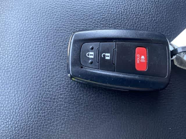 2025 Toyota RAV4 XLE - Photo 33