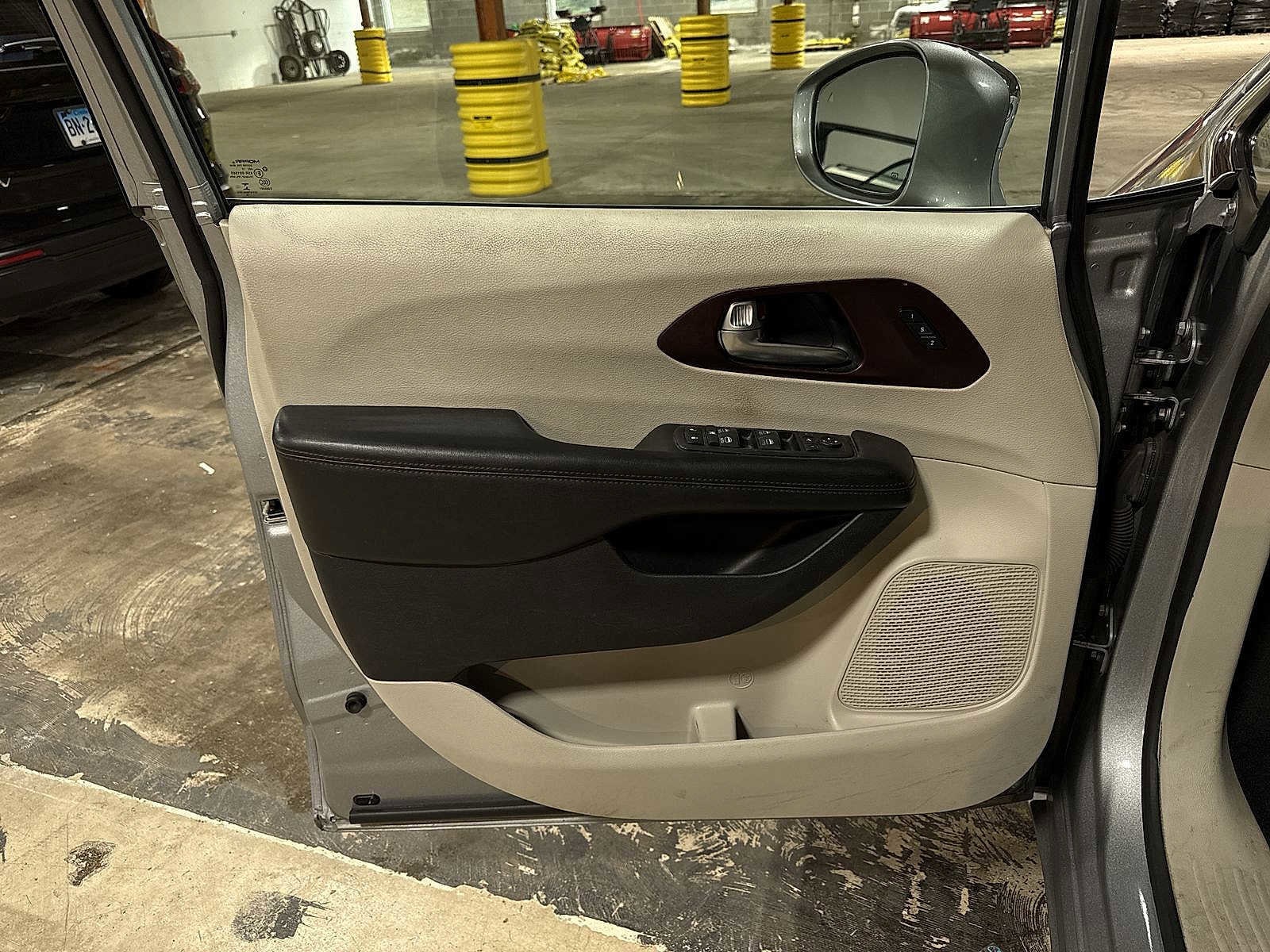 Thumbnail: 2019 Chrysler Pacifica - 32