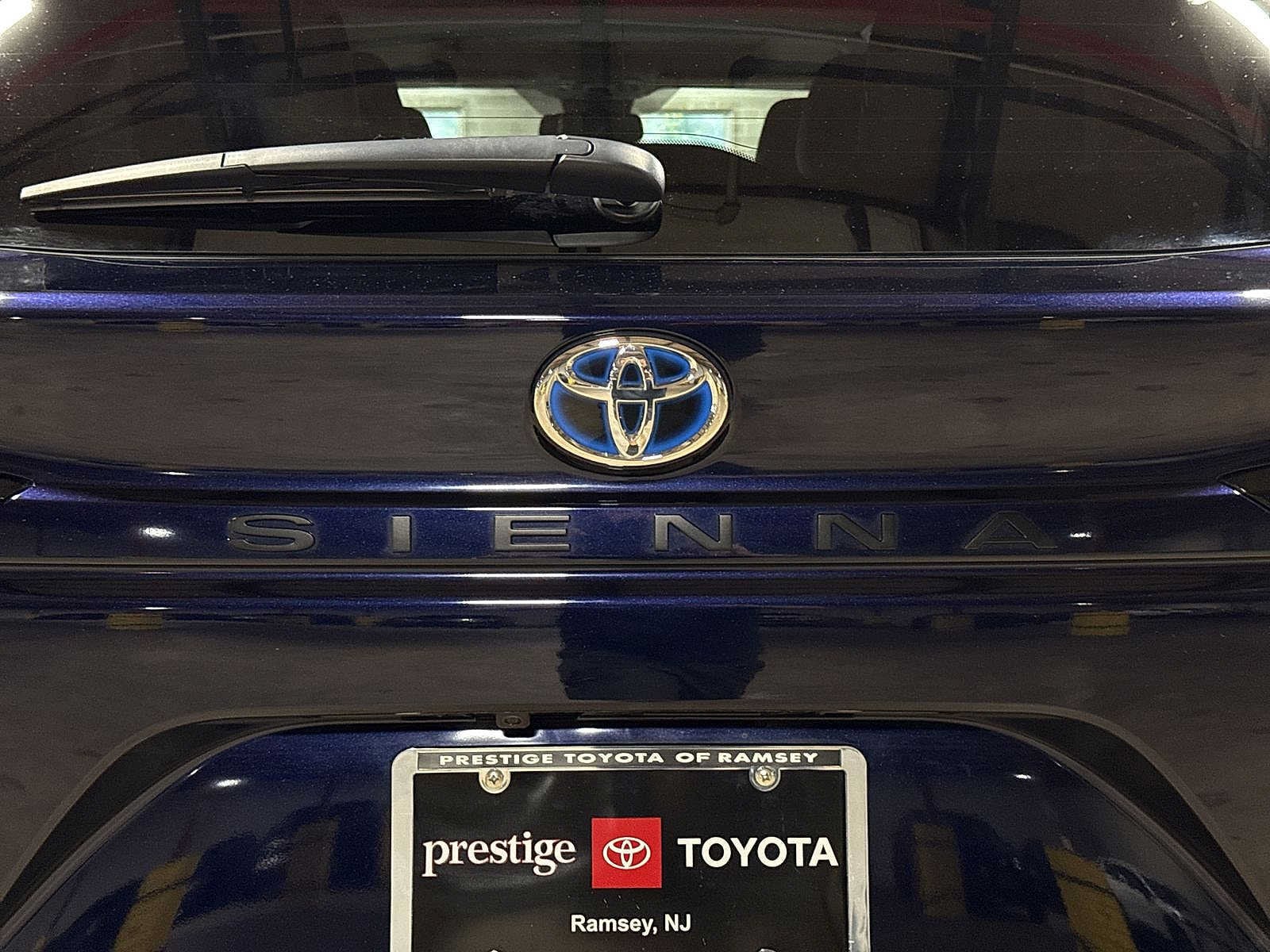 Thumbnail: 2025 Toyota Sienna - 26