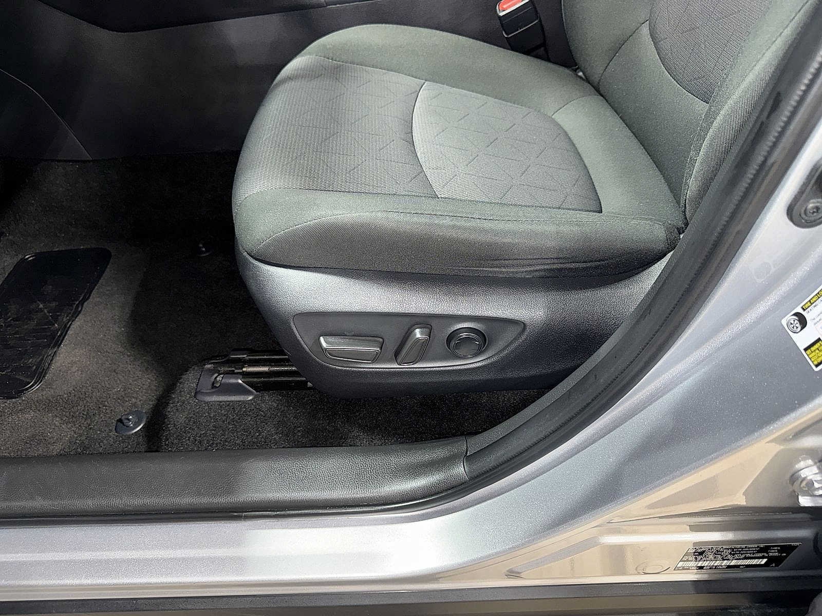 2025 Toyota RAV4 XLE - Photo 22