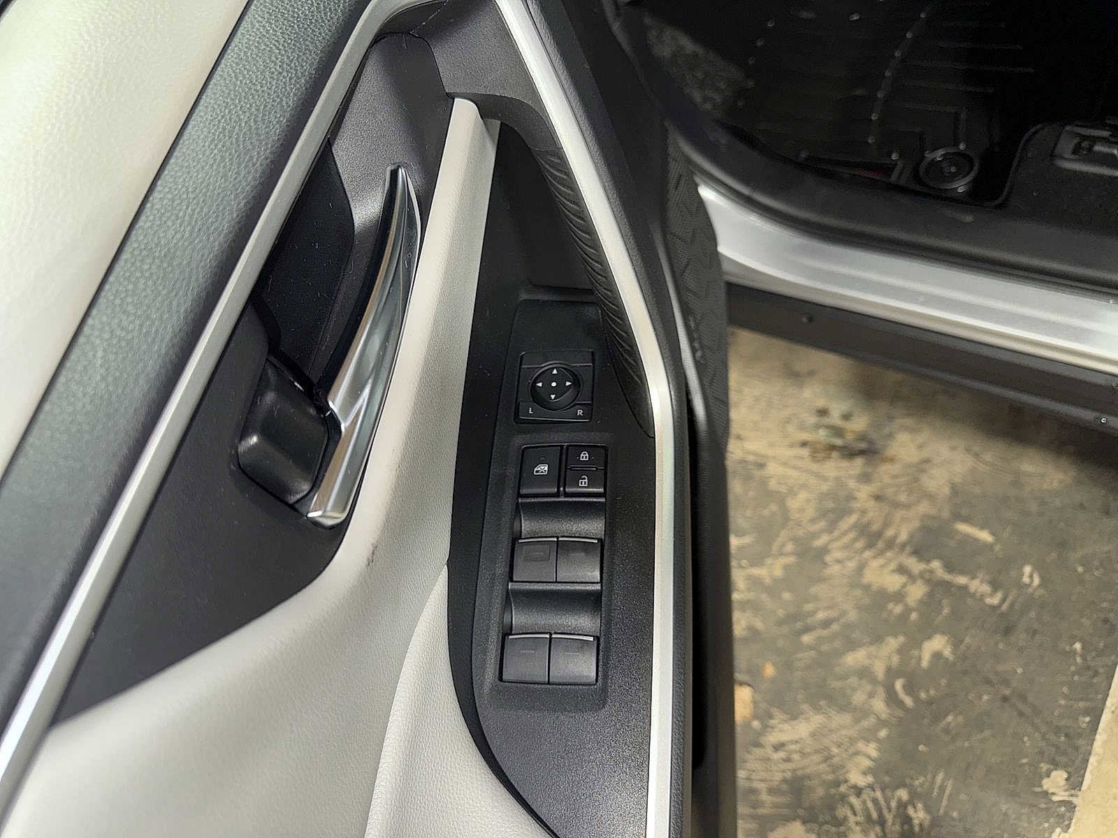 Thumbnail: 2022 Toyota RAV4 - 22