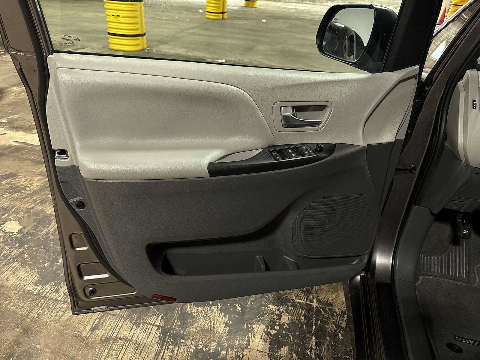 Thumbnail: 2020 Toyota Sienna - 30