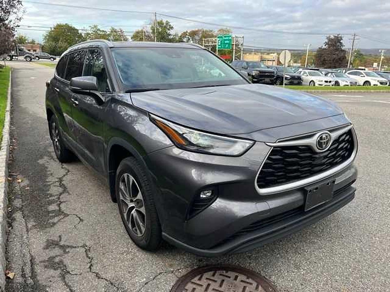 Thumbnail: 2022 Toyota Highlander - 3