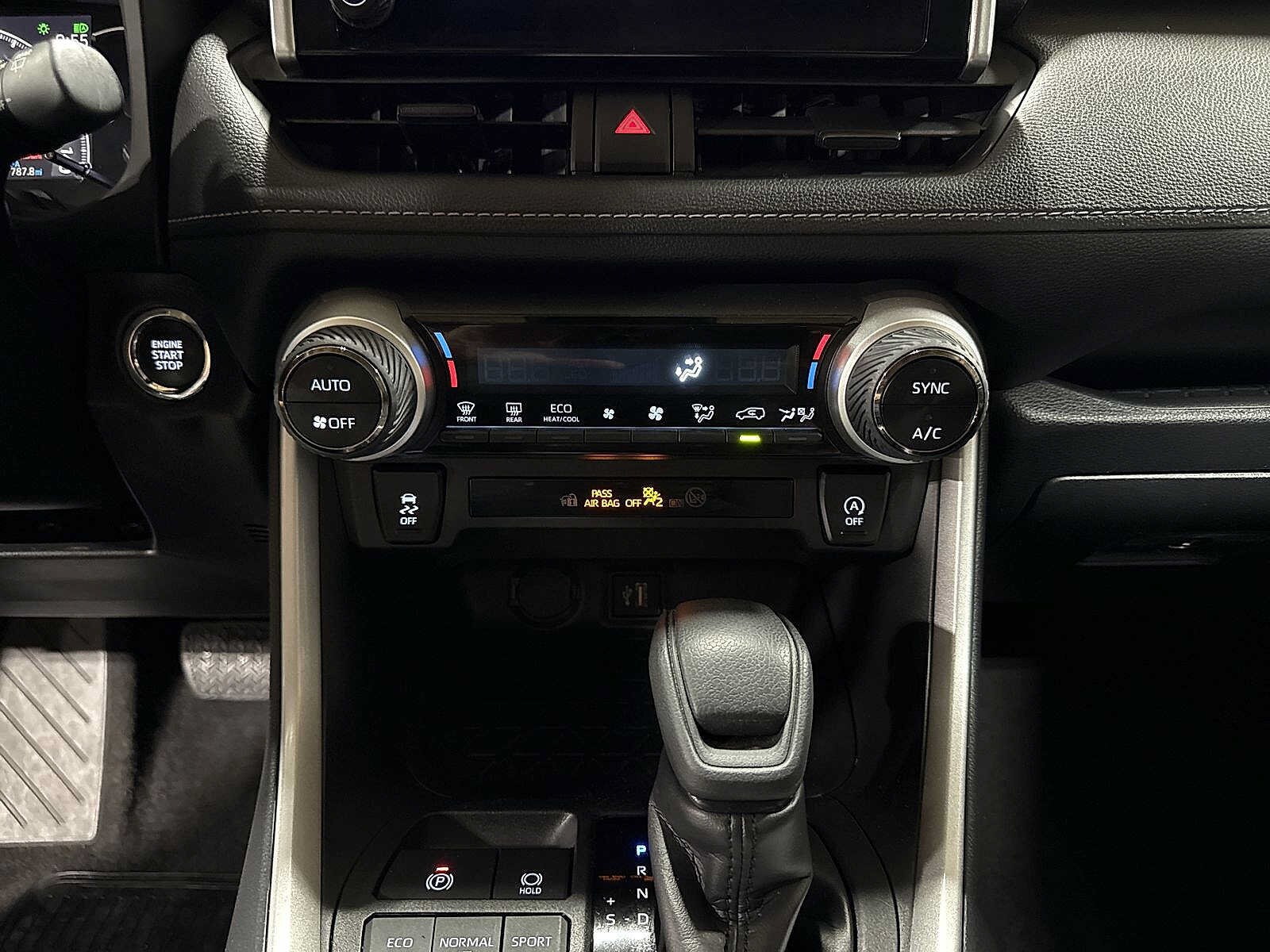 2025 Toyota RAV4 XLE - Photo 20