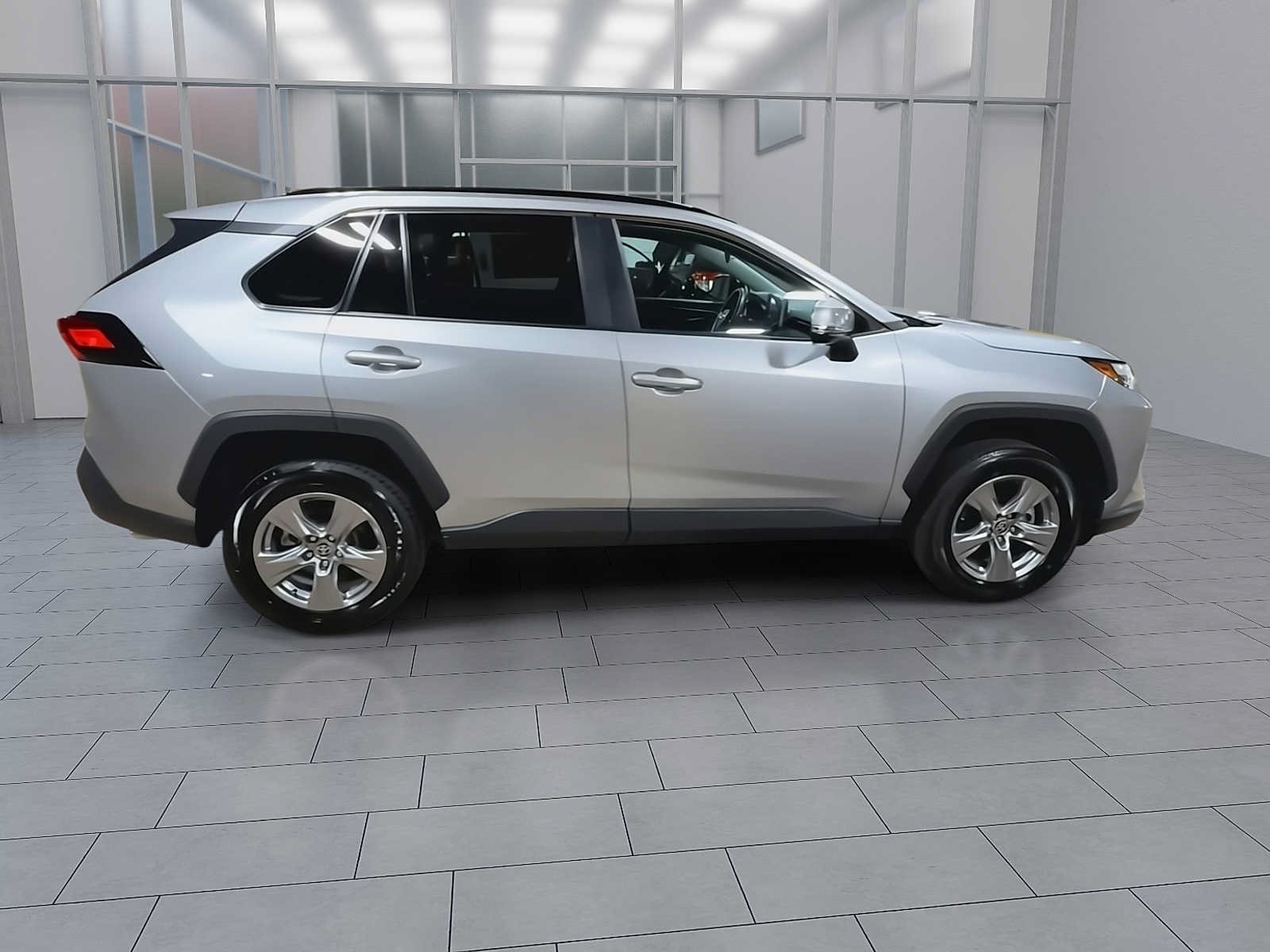 2025 Toyota RAV4 XLE - Photo 8