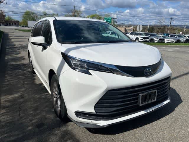 Thumbnail: 2021 Toyota Sienna - 3